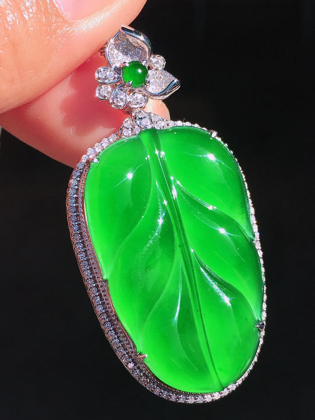 阳绿玉叶吊坠，色泽均匀艳丽，玉质细腻，荧光感超
强，饱满圆润，尽显优雅气质，18k
金豪华镶嵌