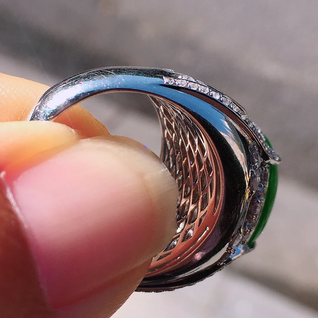 阳绿马鞍戒指，色泽均匀艳丽，玉质细腻，荧光感超
强，饱满圆润，尽显优雅气质，18k
金豪华镶嵌