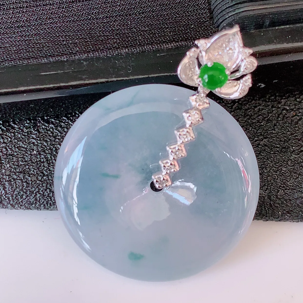 自然光实拍，18K金镶嵌冰种飘花翡翠平安扣吊坠，玉扣，冰润光泽，寓意平平安安，平安扣佩戴时尚漂亮！#