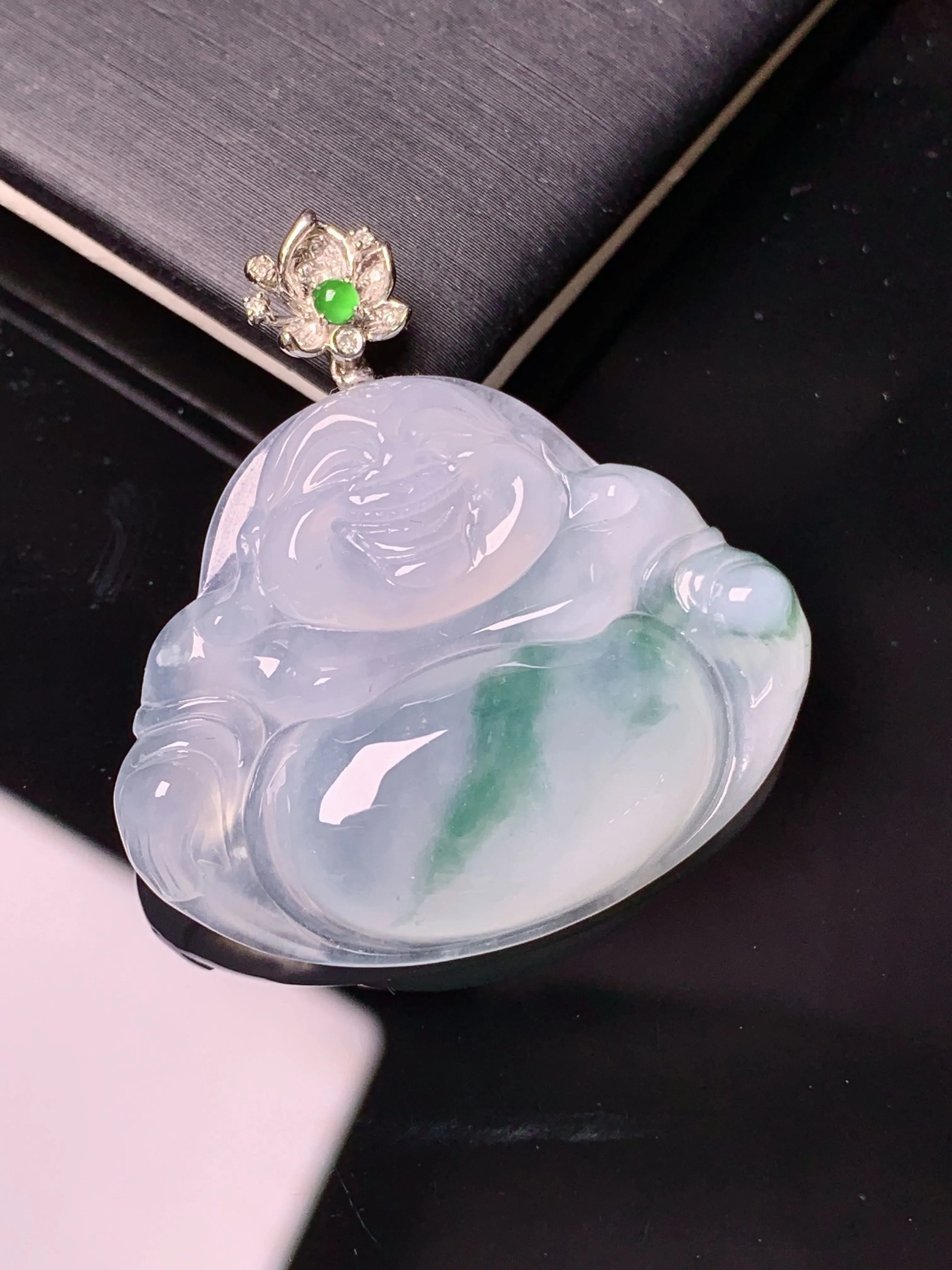 18k金钻镶嵌飘绿佛公吊坠 玉质细腻 色泽艳丽清新 整体尺寸35.2*33.2*6.2