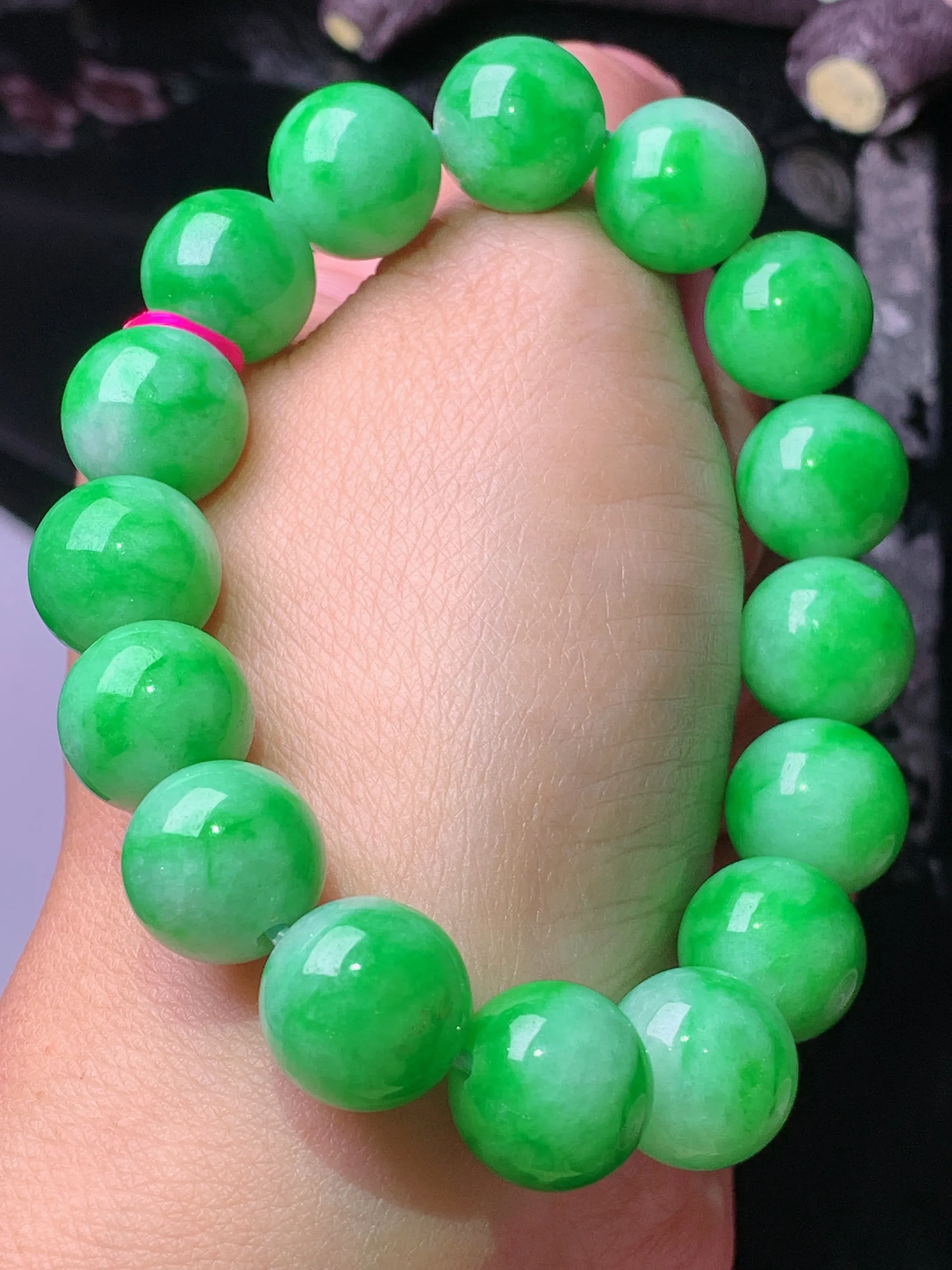 果绿圆珠手链 玉质细腻 色泽艳丽清新 整体尺寸11.8