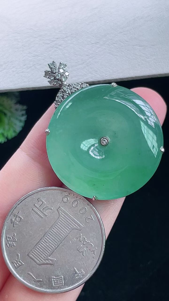 【翡翠名称】18k金镶钻冰飘绿平安扣翡翠吊坠
【翡翠尺寸】含金37/27.4/6.5mm
【翡翠描述】宝贝种老水足，玉质细腻，色泽靓丽，性价比高，佩戴效果好！
【其它赠送】权威证书/精美挂绳/盒子/支持全国复检(七天无理由退换货买家只须付来回邮费即可）