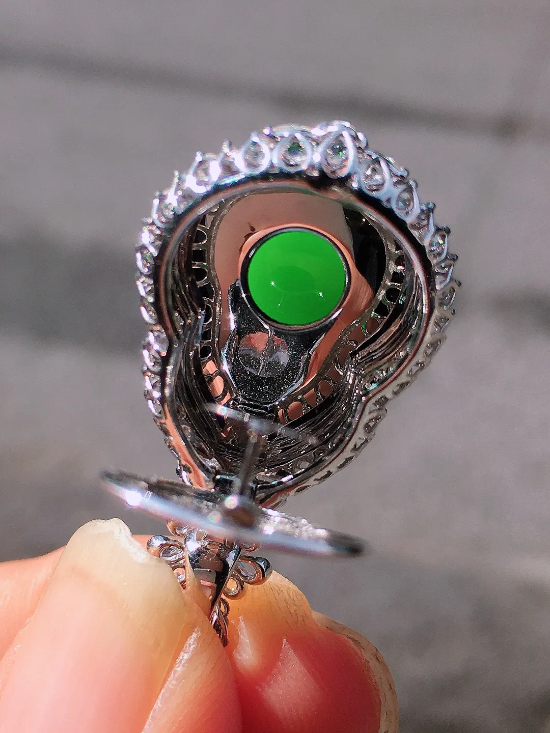 阳绿葫芦吊坠，色泽均匀艳丽，玉质细腻，荧光感超
强，饱满圆润，尽显优雅气质，18k
金豪华镶嵌