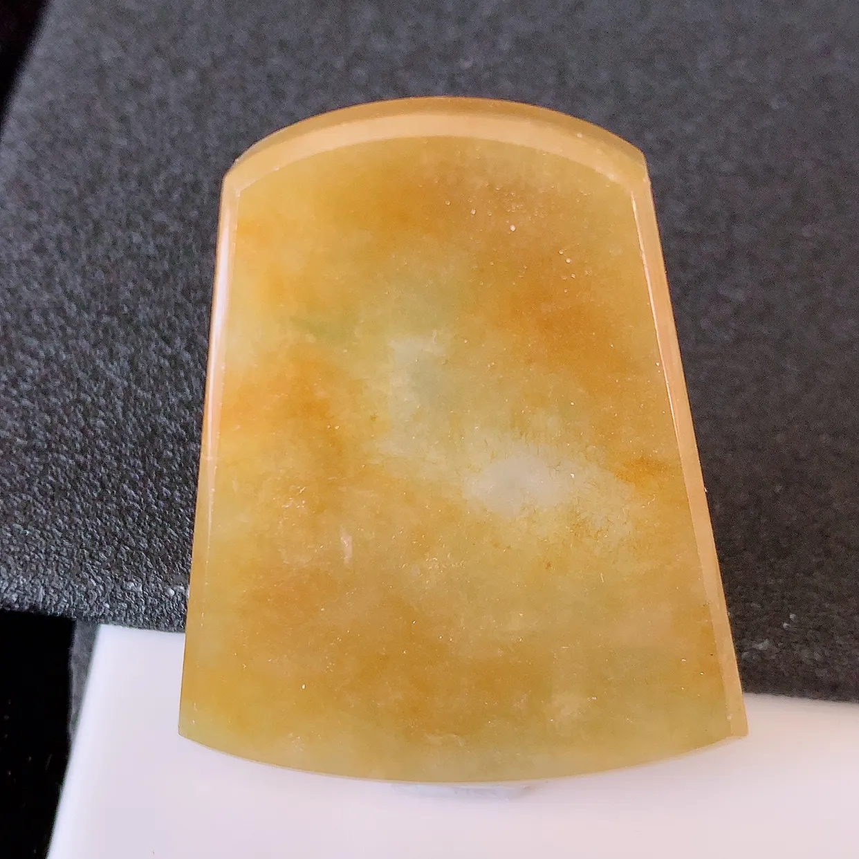 自然光实拍，水润黄翡翡翠平安无事牌吊坠，翡翠无事牌，平平安安，无事牌翠色灵动，佩戴平安时尚！#00.