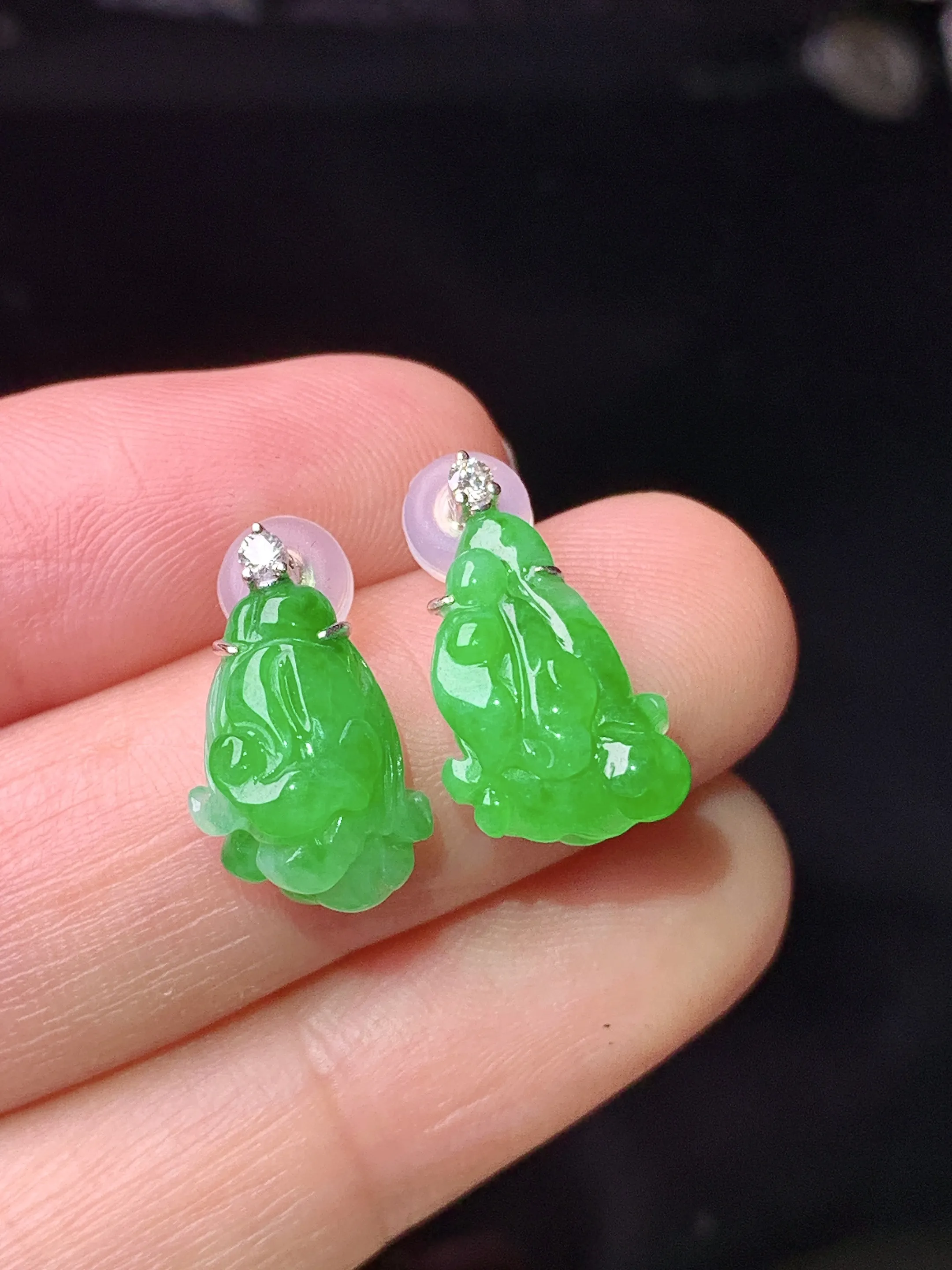 18k金钻镶嵌翠绿白菜耳钉 玉质细腻 色泽艳丽清新 整体尺寸13*9.3*4.5