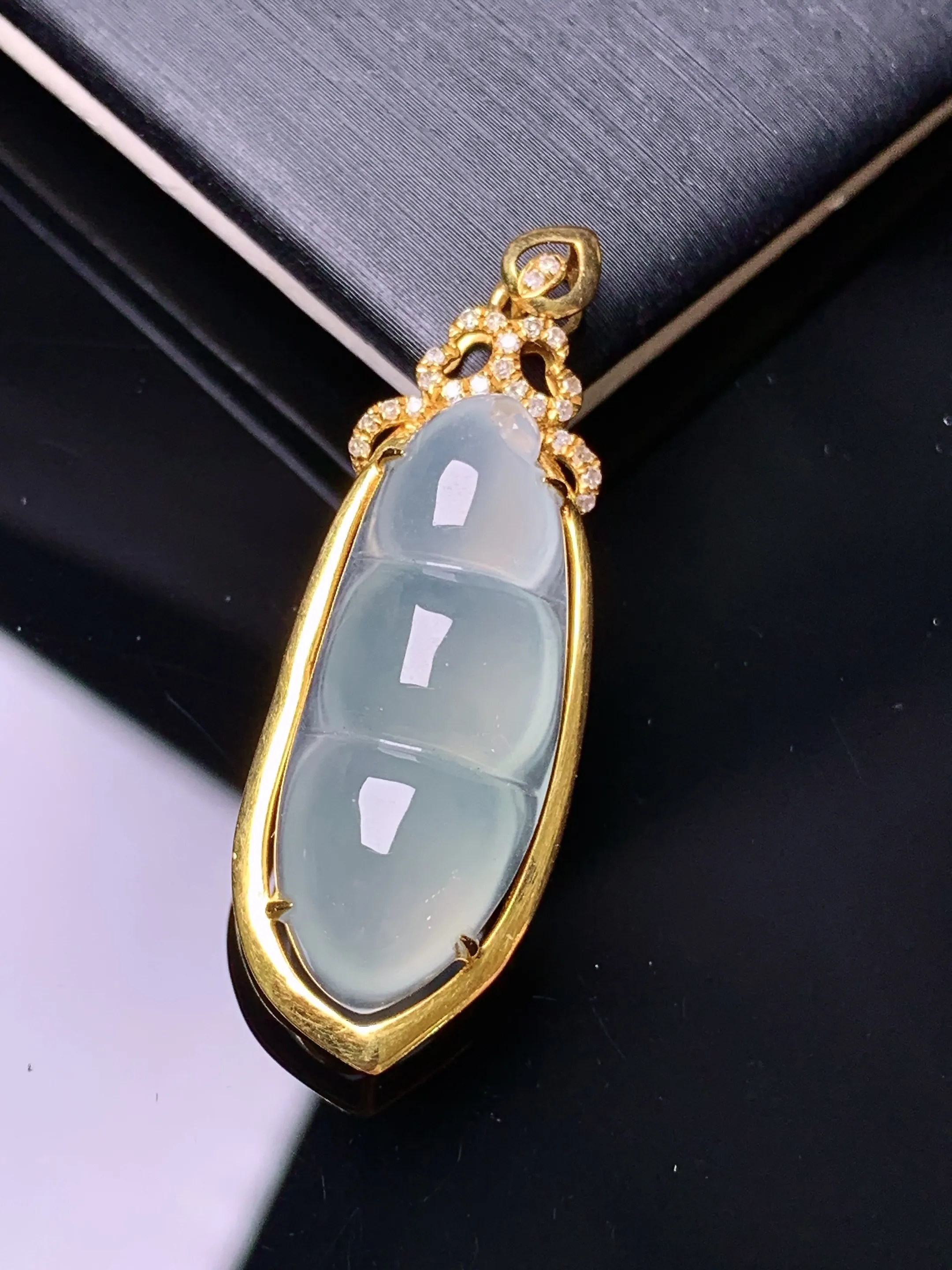 18k金钻镶嵌冰种四季豆吊坠 玉质细腻 色泽艳丽清新 整体尺寸36*12.5*7.8