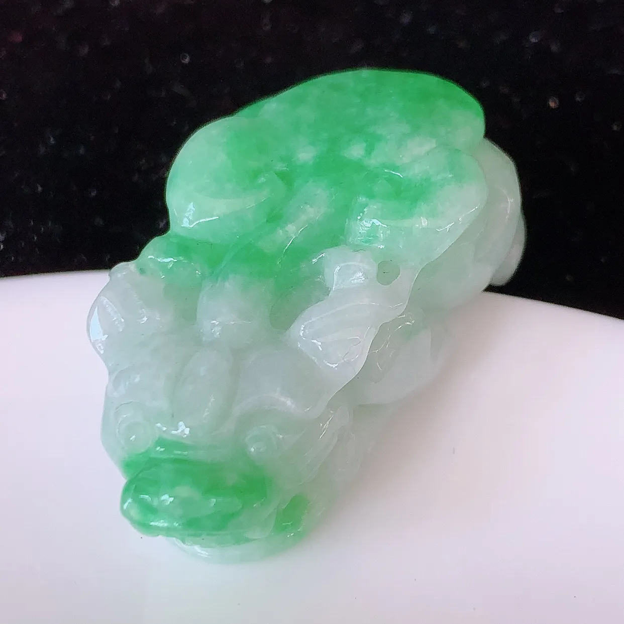 自然光实拍，精雕飘绿翡翠招财貔貅吊坠，民间有“一摸貔貅运程旺盛，再摸貔貅财运滚滚，三摸貔貅平步青云 ”的美好祝愿。#81.25