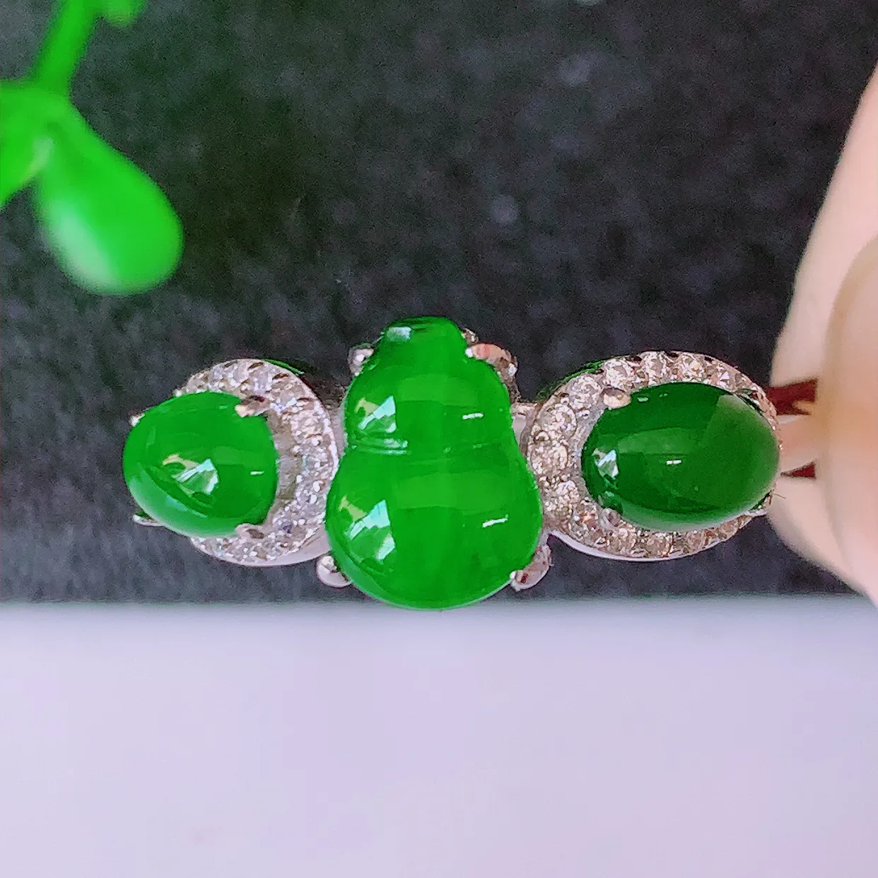 冰透满绿翡翠925银镶嵌葫芦戒指，自然光实拍，翠色灵动，颜色漂亮，种老水足，品相佳，佩戴佳品！#97