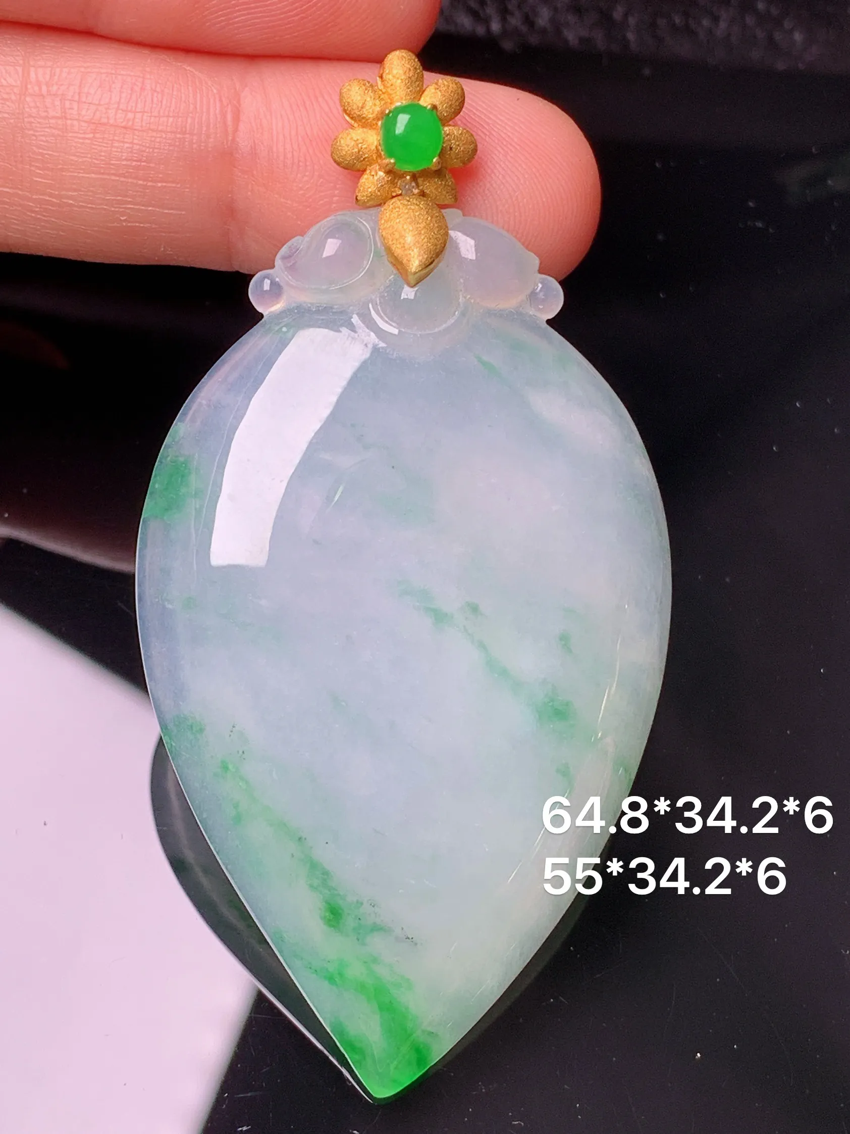 18k金镶嵌飘绿寿桃吊坠 玉质细腻 色泽艳丽清新 整体尺寸64.8*34.2*6