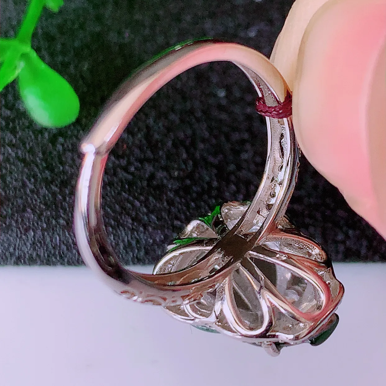 冰透满绿翡翠925银镶嵌葫芦戒指，自然光实拍，翠色灵动，颜色漂亮，种老水足，品相佳，佩戴佳品！#97.27（圈口可调大小）整体25.5*16.5*7.8裸裸14.5*10