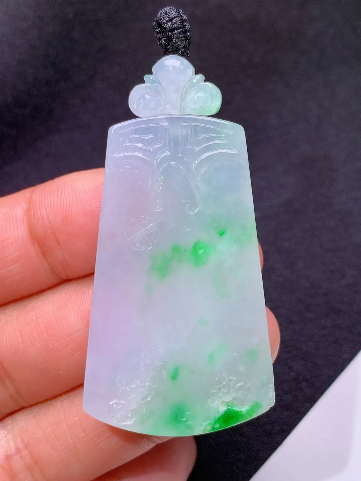 冰飘绿无事牌，冰润色阳，玉质细腻，种水足 尺寸43.6*26.4*5.1