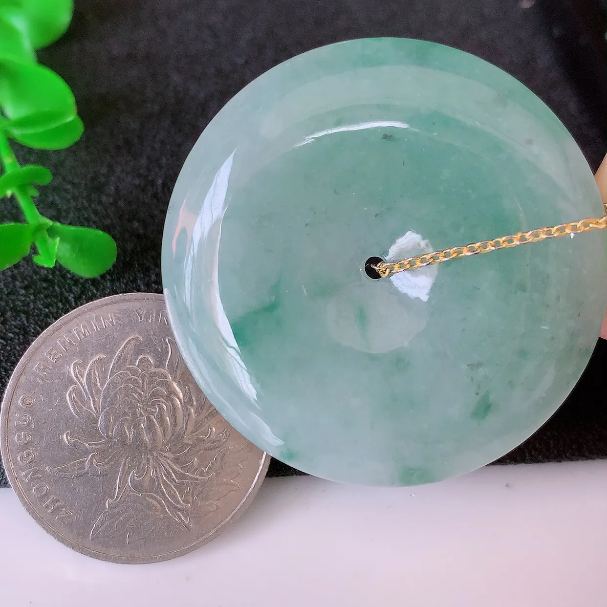 自然光实拍，大件冰飘花翡翠平安扣吊坠，玉扣，平安是福；很美的料子，平安扣佩戴优雅迷人！#05.27