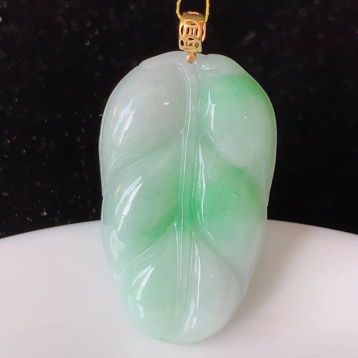 18K金镶嵌飘绿翡翠叶子吊坠 ，种水足，色泽清新，工艺精湛，叶子寓意美好；金枝玉叶，事业有成。#35