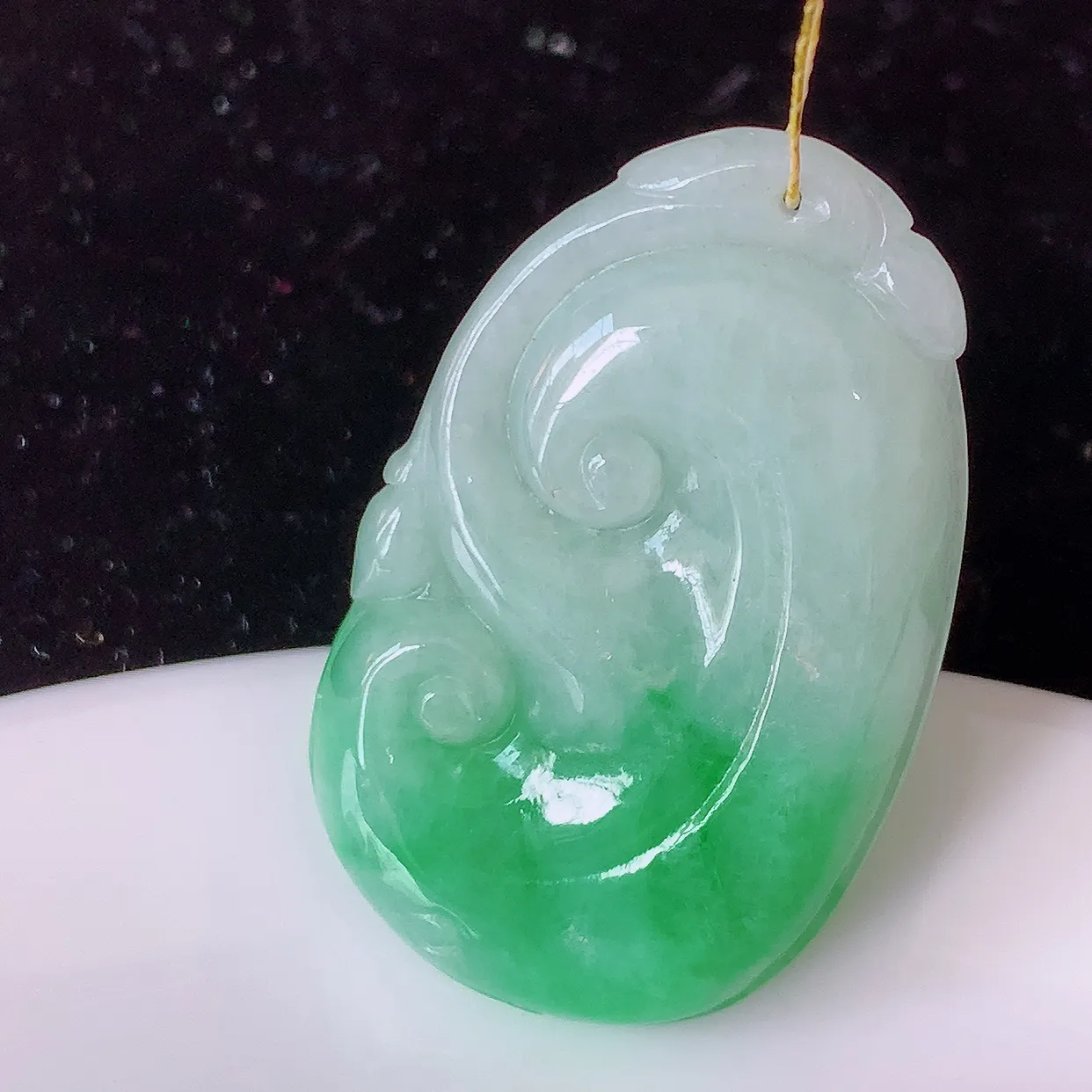 自然光实拍，冰润飘绿翡翠如意吊坠，上身效果非常美，饱满大气，工艺美，万事如意，如意一生，#35.27