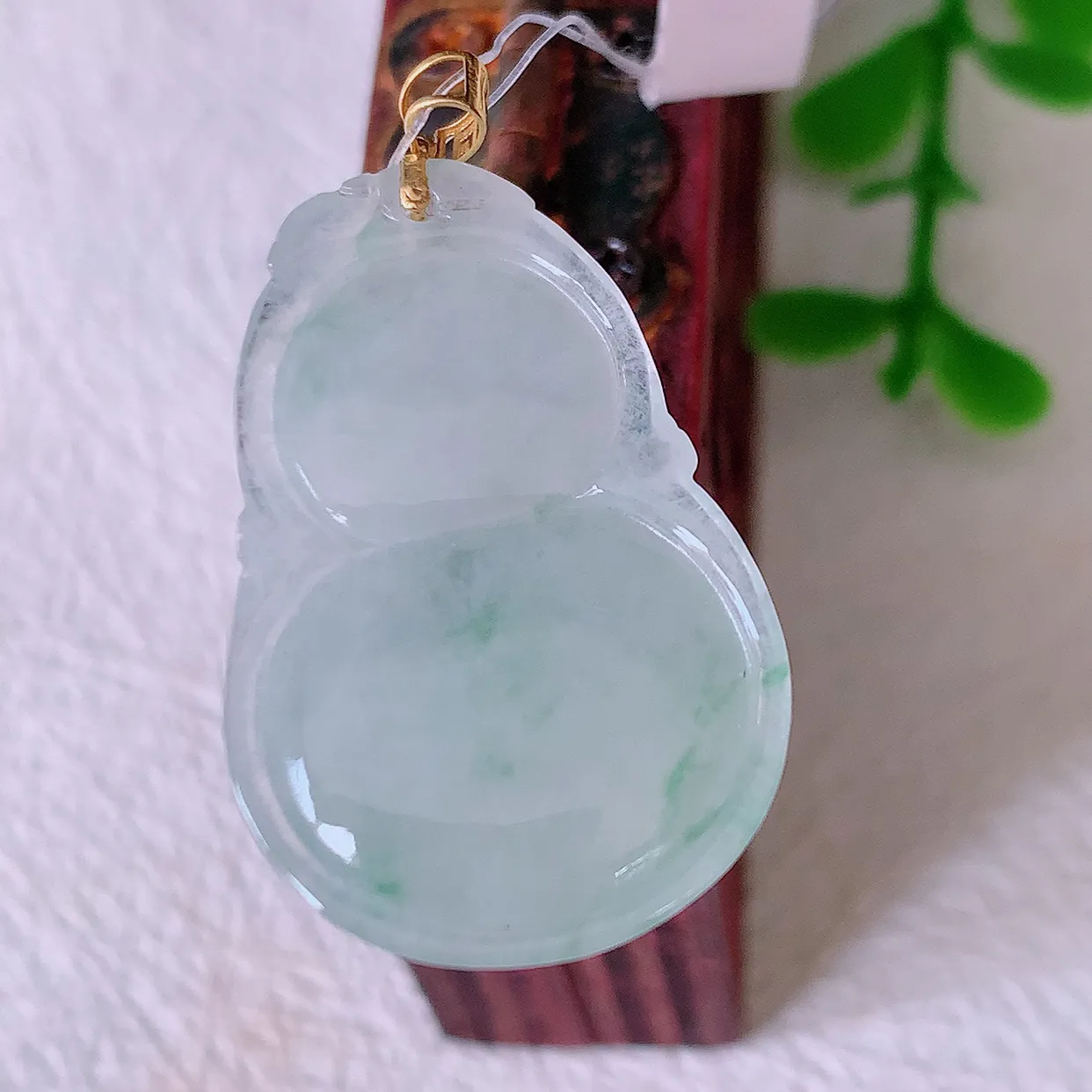 18K金镶嵌冰种飘花翡翠葫芦吊坠，葫芦寓意福禄双全，财源滚滚，佩戴效果优雅迷人！#49.27