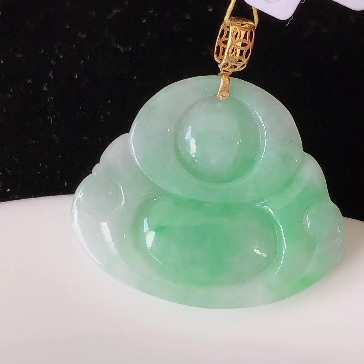 18k金镶嵌飘绿翡翠佛公吊坠，沁人心脾，精致典雅的设计，为佩戴者，增添色彩，送礼自留都是佳品选择！#35.27