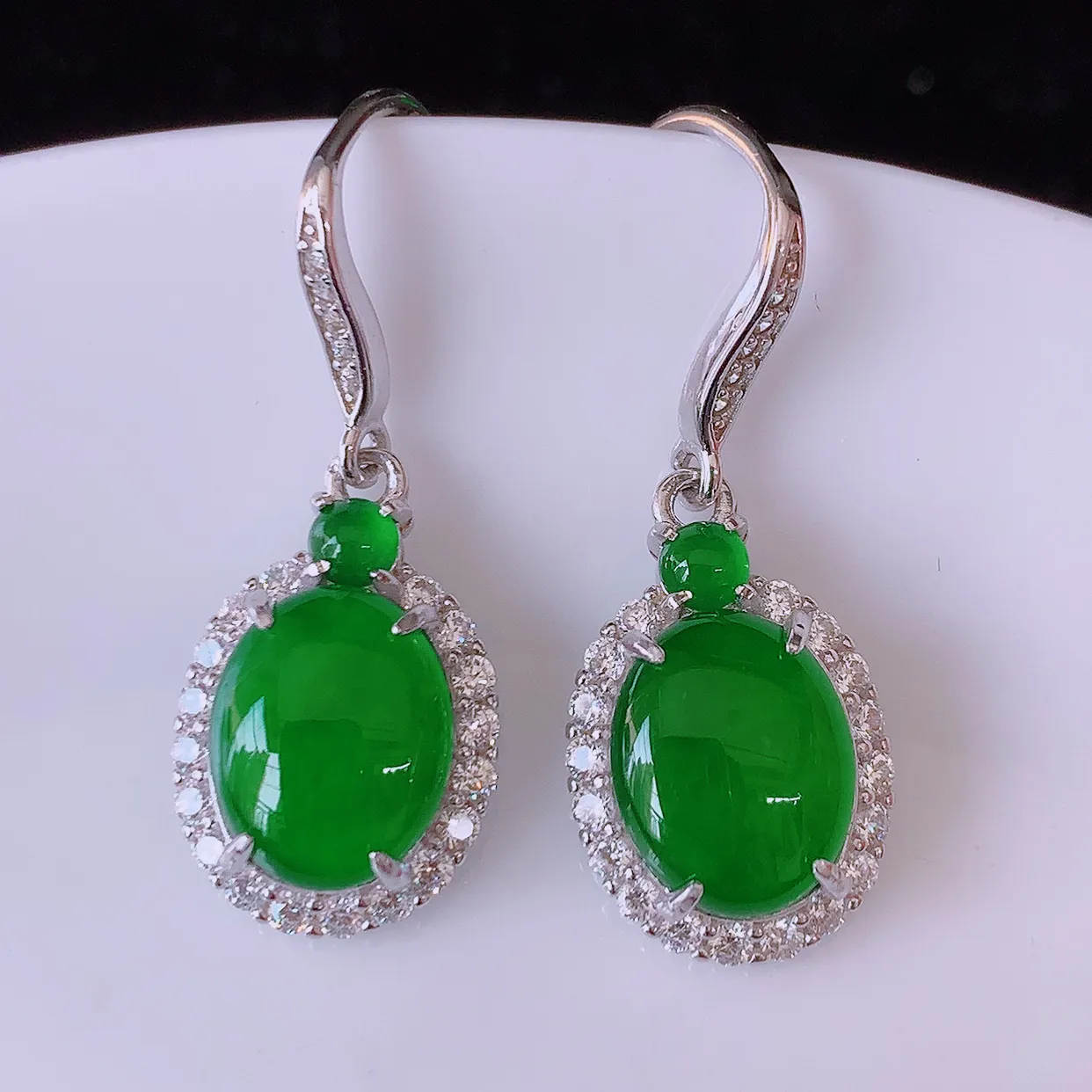 冰透满绿翡翠925银镶嵌耳坠，自然光实拍，翠色灵动，颜色漂亮，种老水足，品相佳，佩戴佳品！#97.27整体28//10.8/5.2裸10*8