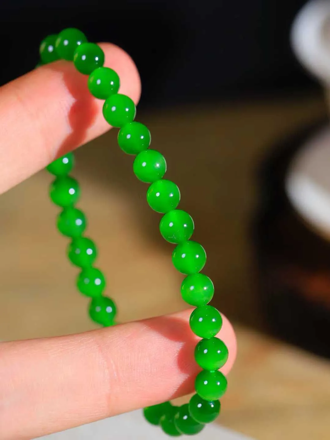 【珠圆玉润.手串】

精品和田玉碧玉微猫眼珠圆玉润手串 玉质温润细腻  整串打磨圆润，佩戴舒适。珠珠落玉盘，间关莺语花底滑，一生美好时光，无论身在何处，都有它相伴相守。事事顺遂，幸福美满，吉祥如意。重10.5克 尺寸取一6mm FDT-161102113