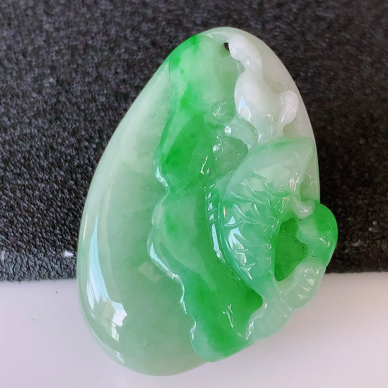 自然光实拍，冰润飘绿翡翠荷叶鱼、和和美美玉坠，财源广进，自然隐逸、荷本是素不着尘之物，有和美之寓意。#87.27