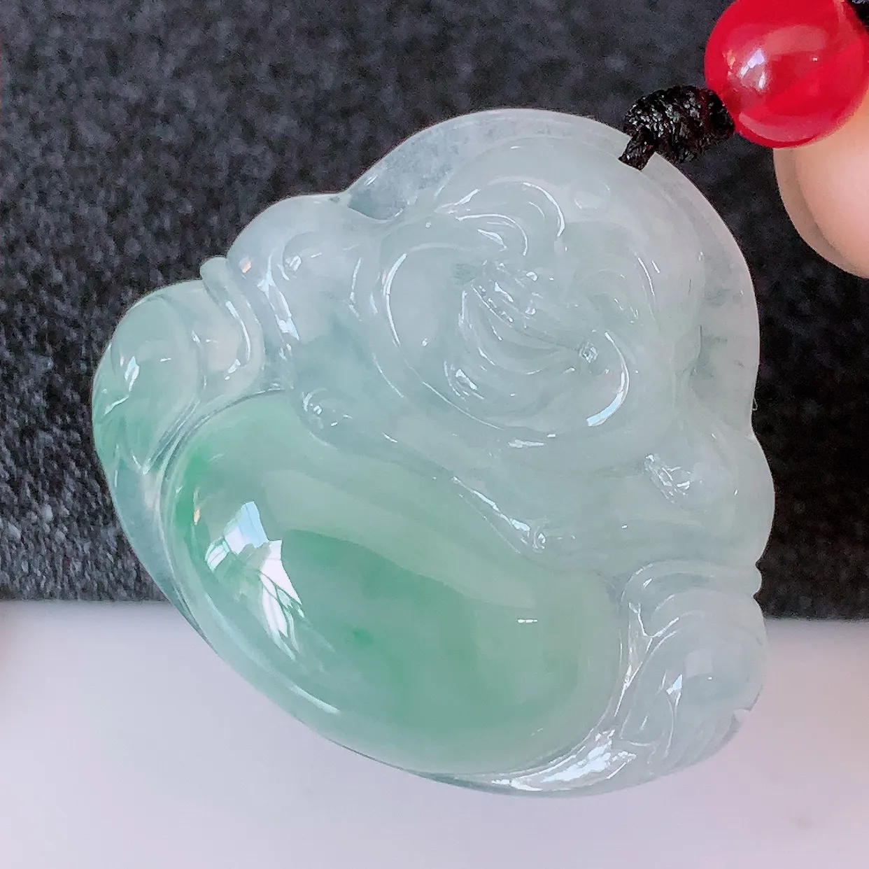 自然光实拍，冰种飘绿翡翠佛公吊坠，玉笑佛，饱满，开脸喜庆，配戴优雅迷人！#46.27