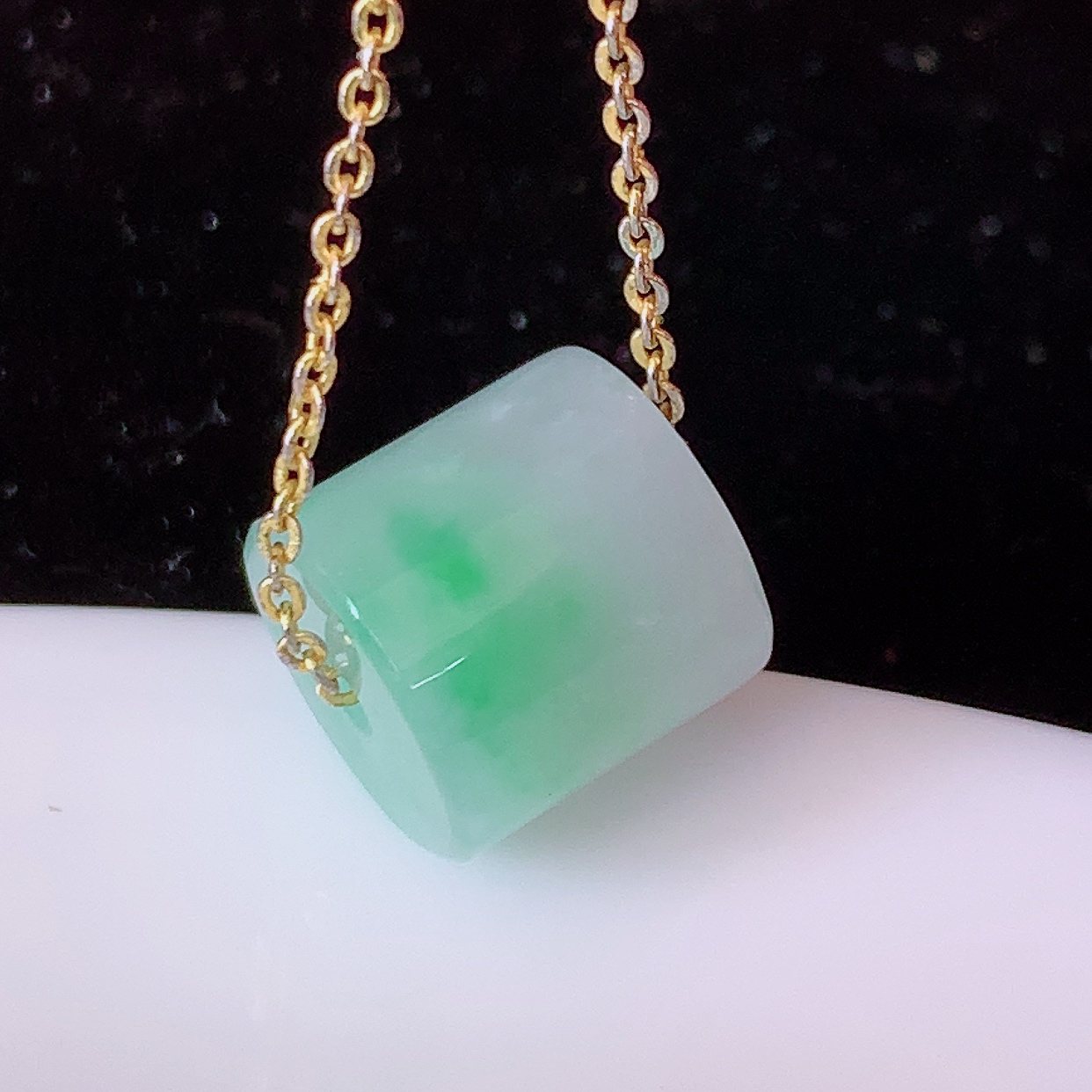 自然光实拍，冰润飘绿翡翠路路通吊坠，寓意时来运转、财源滚滚，款式新颖时尚，日常百搭的款！配图银链#05.25