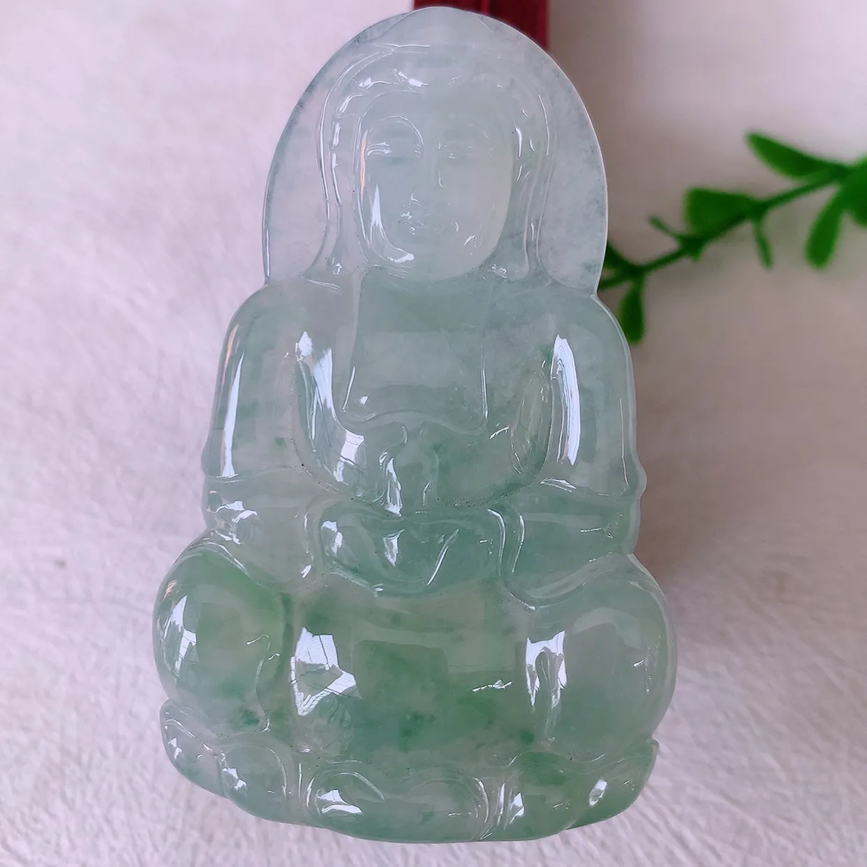 自然光实拍，大件冰种飘花翡翠观音菩萨吊坠，净瓶观音，冰透亮泽，美观亮丽，观音面相端庄#57.27