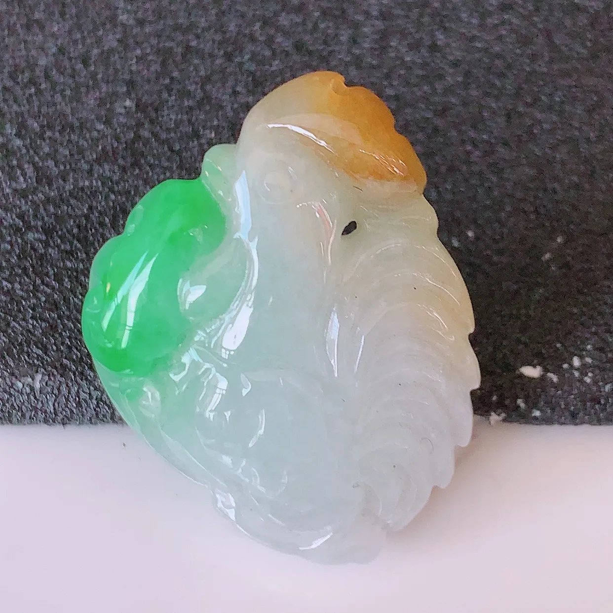 自然光实拍，冰润黄加绿翡翠生肖鸡吊坠，种老水足，雕工精湛 ，寓意美好，佩戴时尚出众！#87.27