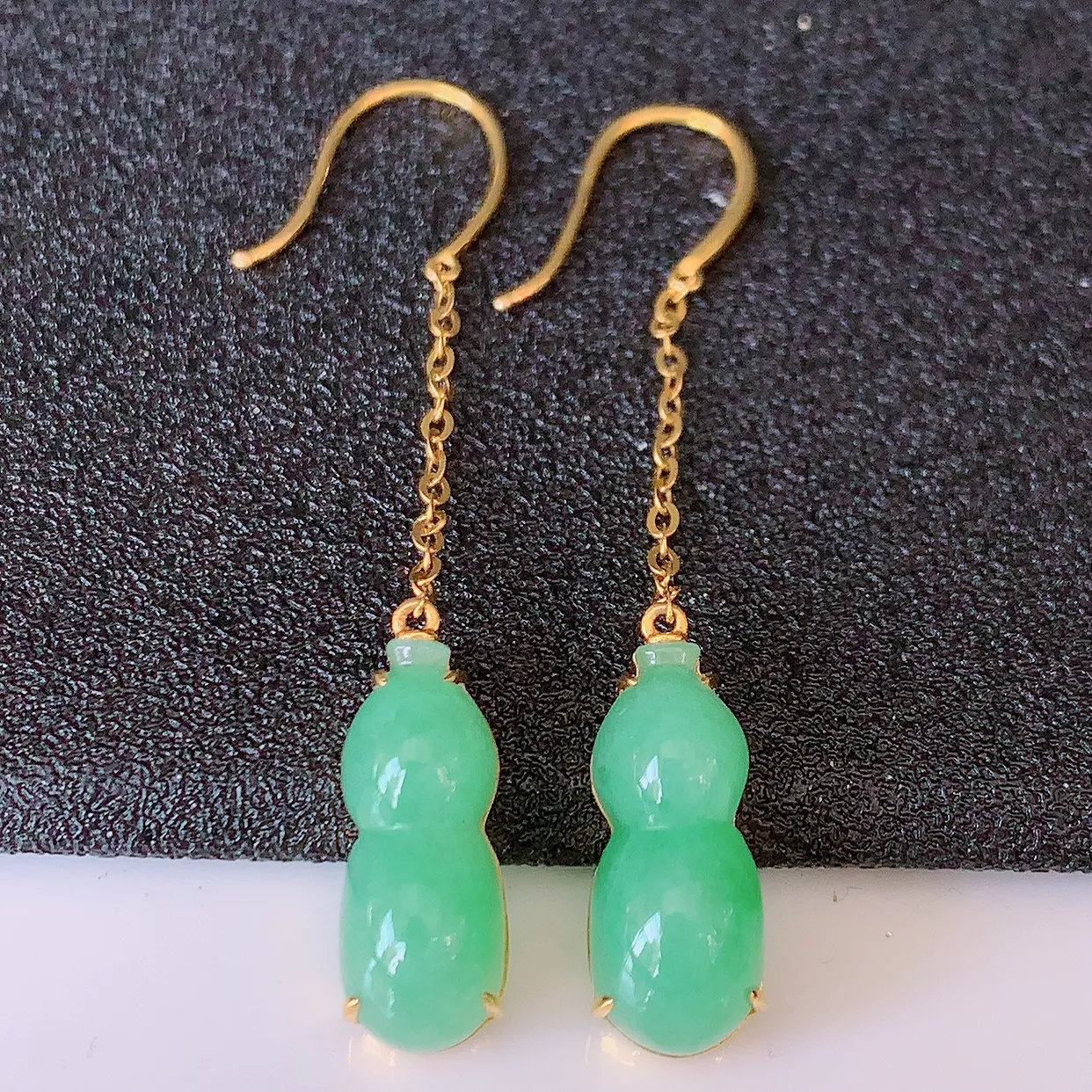 18k金镶嵌满绿翡翠葫芦耳坠，沁人心脾，耳坠佩戴效果大气出众，尽显气质。种水好，胶感足，颜相当漂亮，