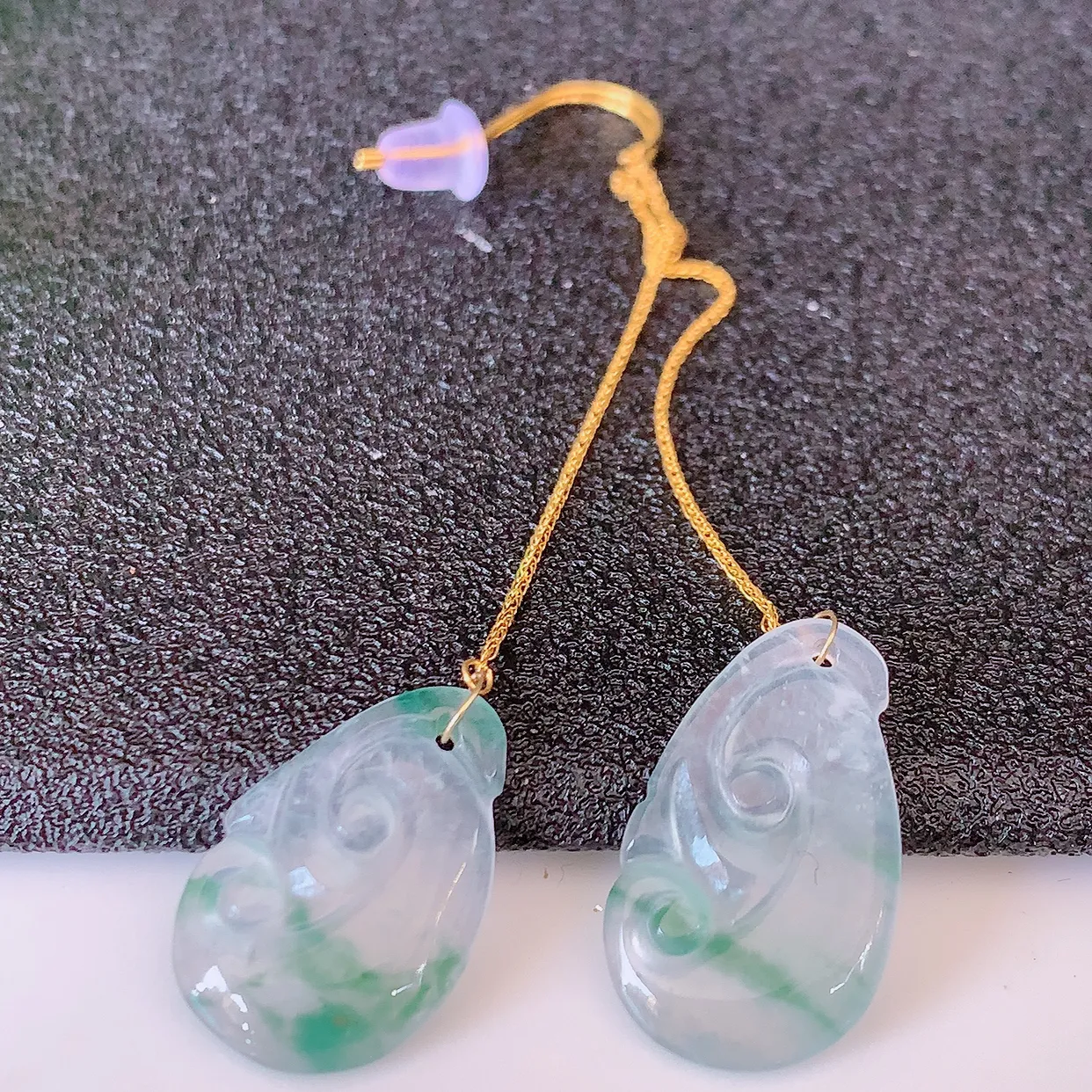 18k金镶嵌冰种飘花翡翠如意耳坠，沁人心脾，耳坠佩戴效果大气出众，尽显气质。种水好，胶感足，颜相当漂