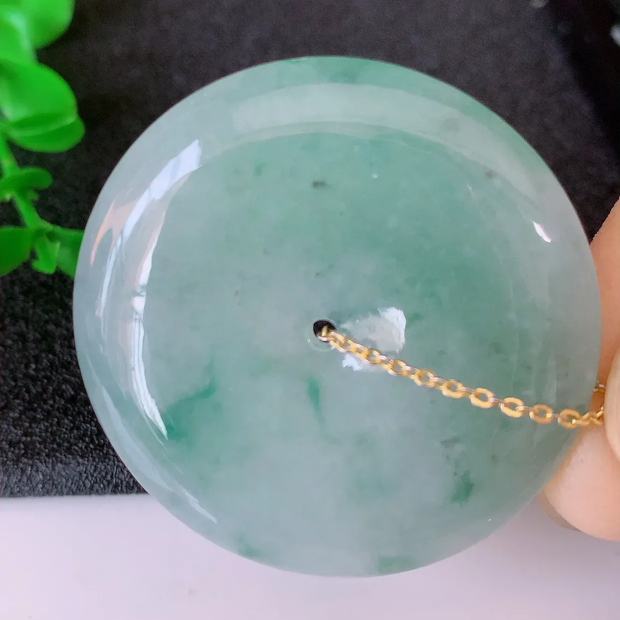 自然光实拍，大件冰飘花翡翠平安扣吊坠，玉扣，平安是福；很美的料子，平安扣佩戴优雅迷人！#05.27