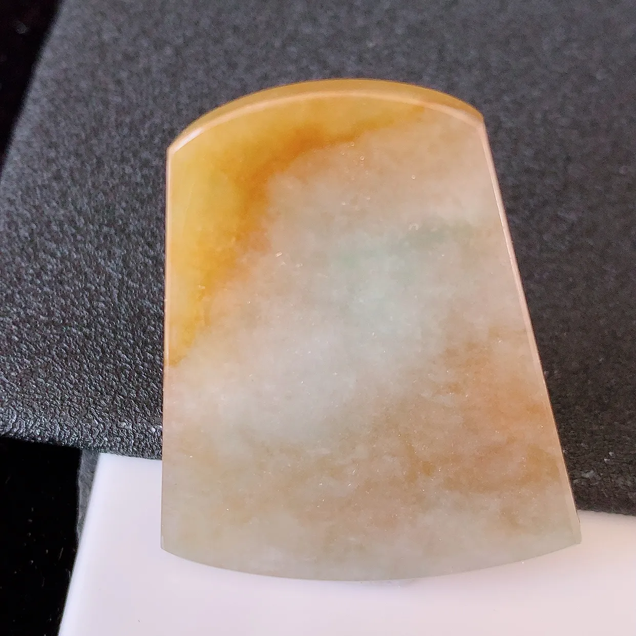 自然光实拍，水润黄翡翡翠平安无事牌吊坠，翡翠无事牌，平平安安，无事牌翠色灵动，佩戴平安时尚！#00.25