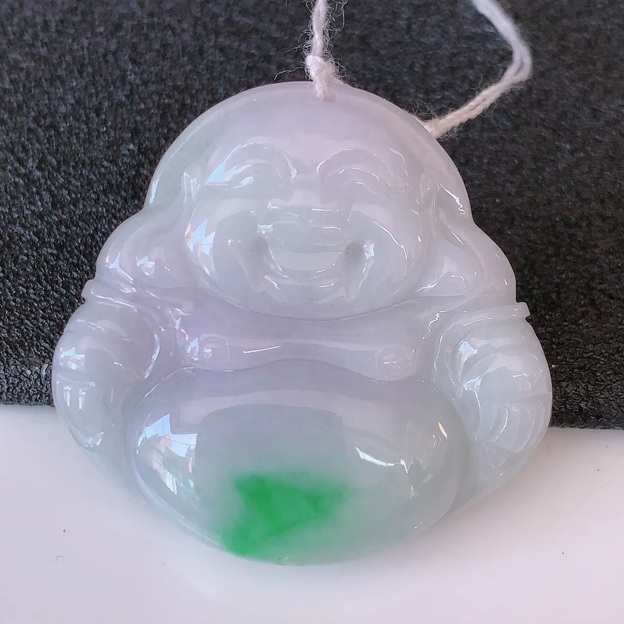 自然光实拍，冰润飘绿佛公翡翠吊坠，饱满， 佛公亦保平安，寓意有福（佛公）相伴，品相佳，配戴优雅迷人！#46.25