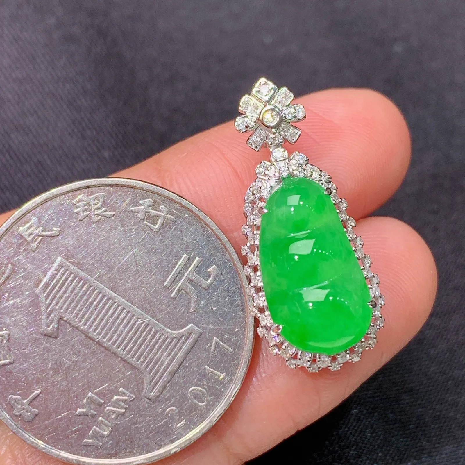 阳绿福豆吊坠，18k金镶嵌，色泽鲜阳，冰润细腻，种水足 尺寸24.7*10.7*8.4