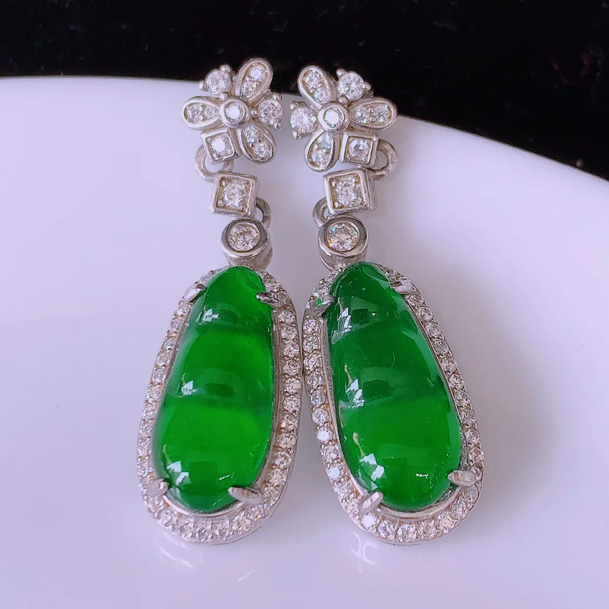 冰透满绿翡翠925银镶嵌福豆耳坠，自然光实拍，翠色灵动，颜色漂亮，种老水足，品相佳，佩戴佳品！#97.27整体31*9*5.2裸裸14.5*6.5