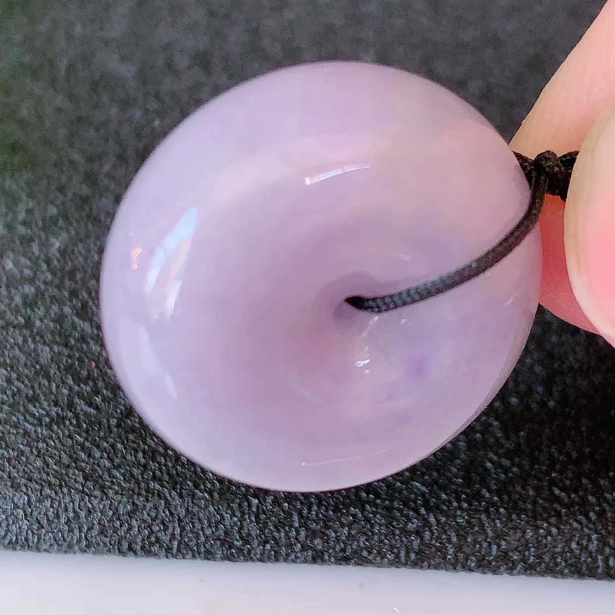 自然光实拍，冰润紫罗兰翡翠平安扣吊坠，形体饱满圆润，平安扣肥嘟嘟的，平平安安，种水很好，配戴精美！#41.25