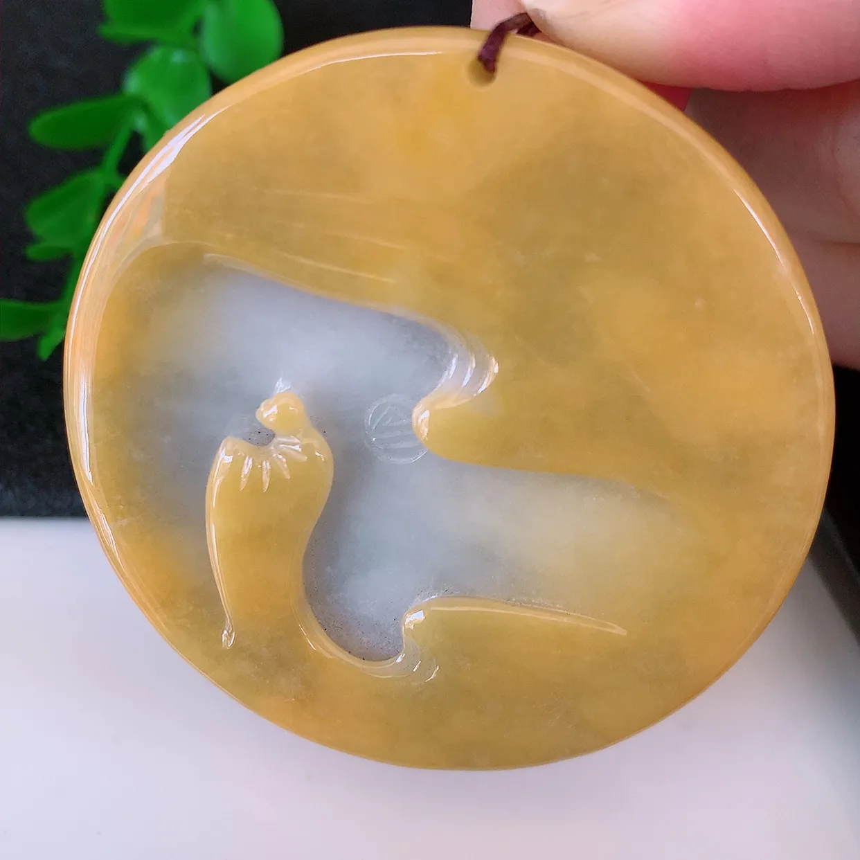 自然光实拍，特色黄翡双彩悟道吊坠，翡翠悟道寓意“祥和，安宁，吉祥，幸福”，佩戴效果优雅迷人，性价比超高！#60.25