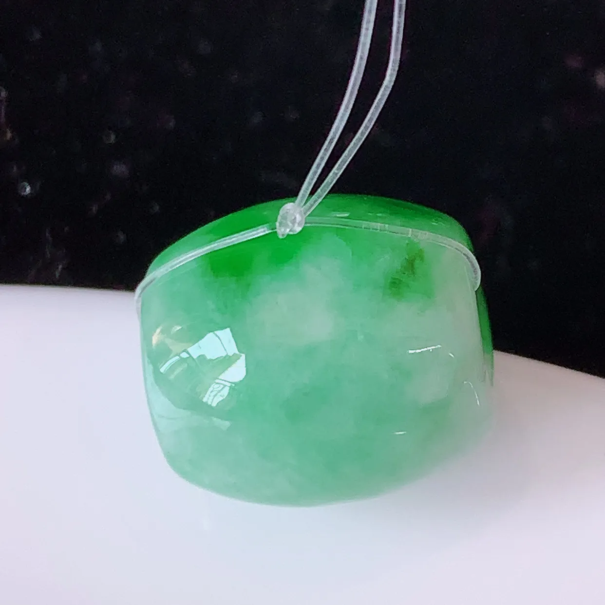 自然光实拍，冰润飘绿翡翠路路通吊坠，寓意时来运转、财源滚滚，款式新颖时尚，日常百搭的款！配图银链#49.27