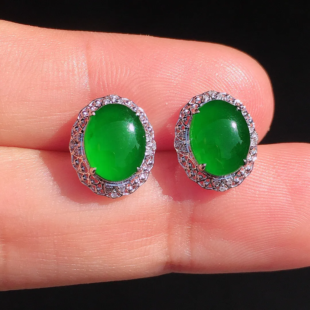 阳绿蛋面耳钉，色泽均匀艳丽，玉质细腻，荧光感超
强，饱满圆润，尽显优雅气质，18k
金豪华镶嵌