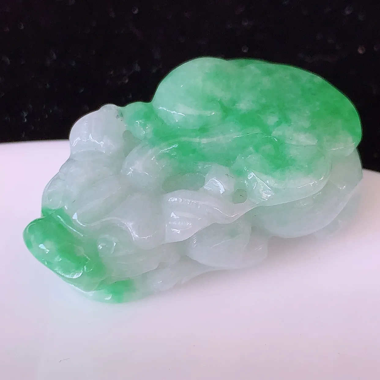 自然光实拍，精雕飘绿翡翠招财貔貅吊坠，民间有“一摸貔貅运程旺盛，再摸貔貅财运滚滚，三摸貔貅平步青云 ”的美好祝愿。#81.25