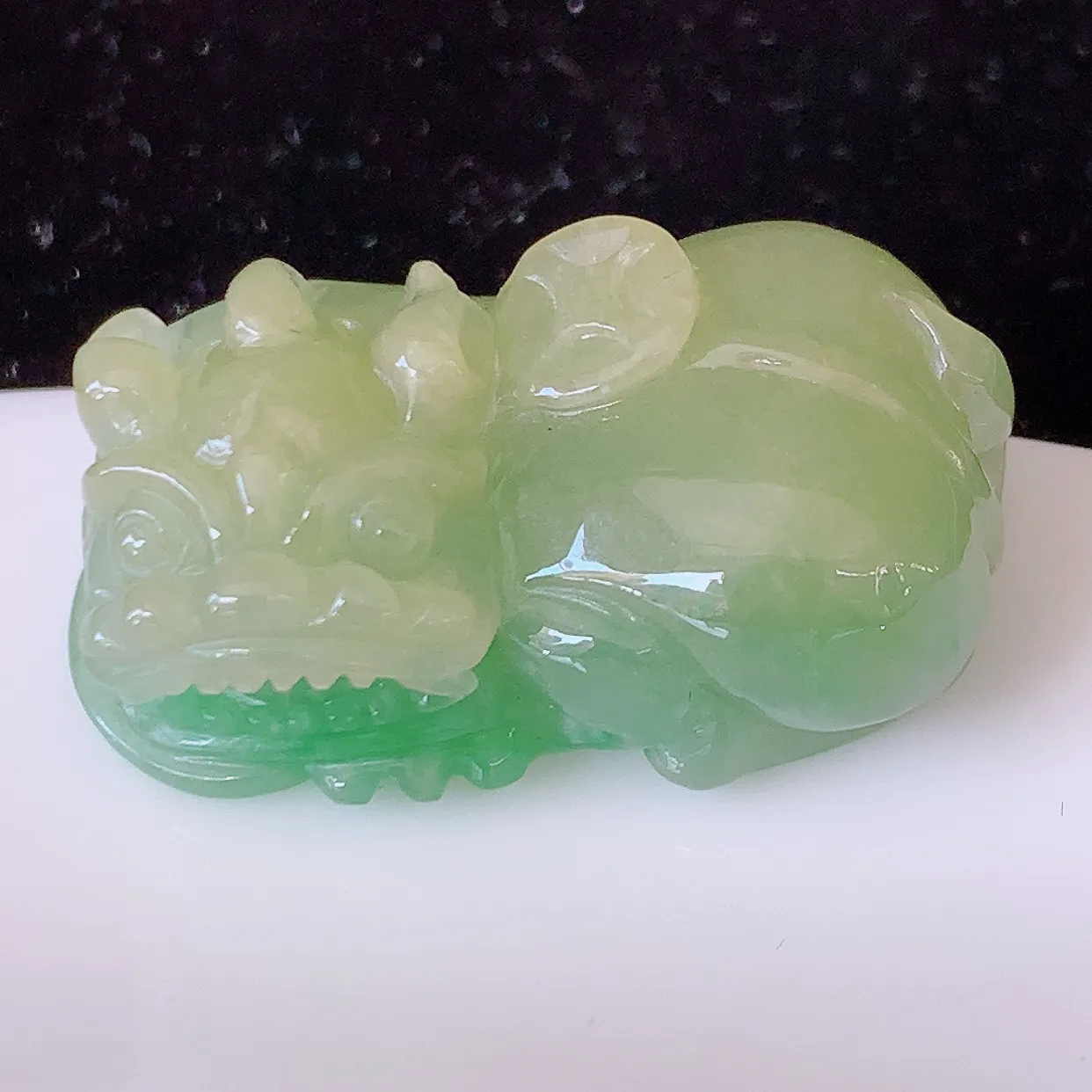 自然光实拍，冰润黄加绿翡翠招财貔貅吊坠， 民间有“一摸貔貅运程旺盛，再摸貔貅财运滚滚，三摸貔貅平步青