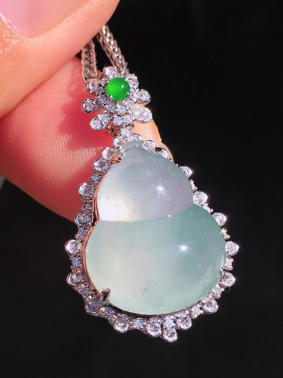 冰种葫芦吊坠，玉质细腻，荧光感超
强，饱满圆润，尽显优雅气质，18k
金豪华镶嵌