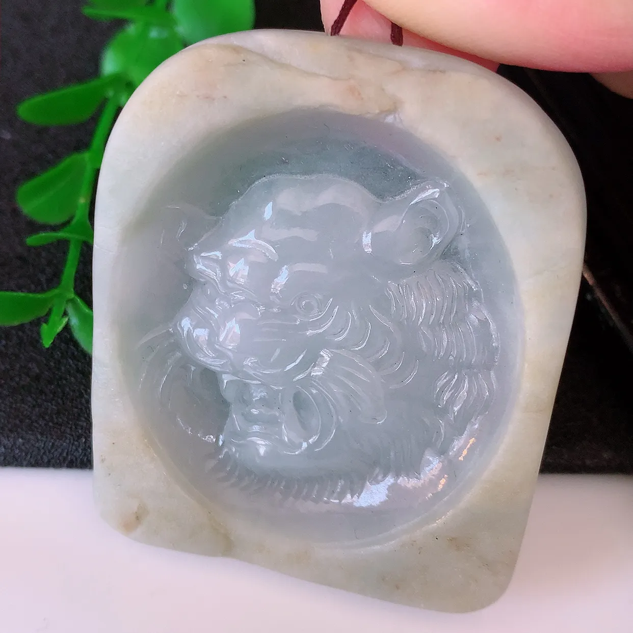 自然光实拍，冰胶翡翠生肖虎牌吊坠，种老水足，雕工精湛 ，寓意美好，佩戴时尚出众！#60.25