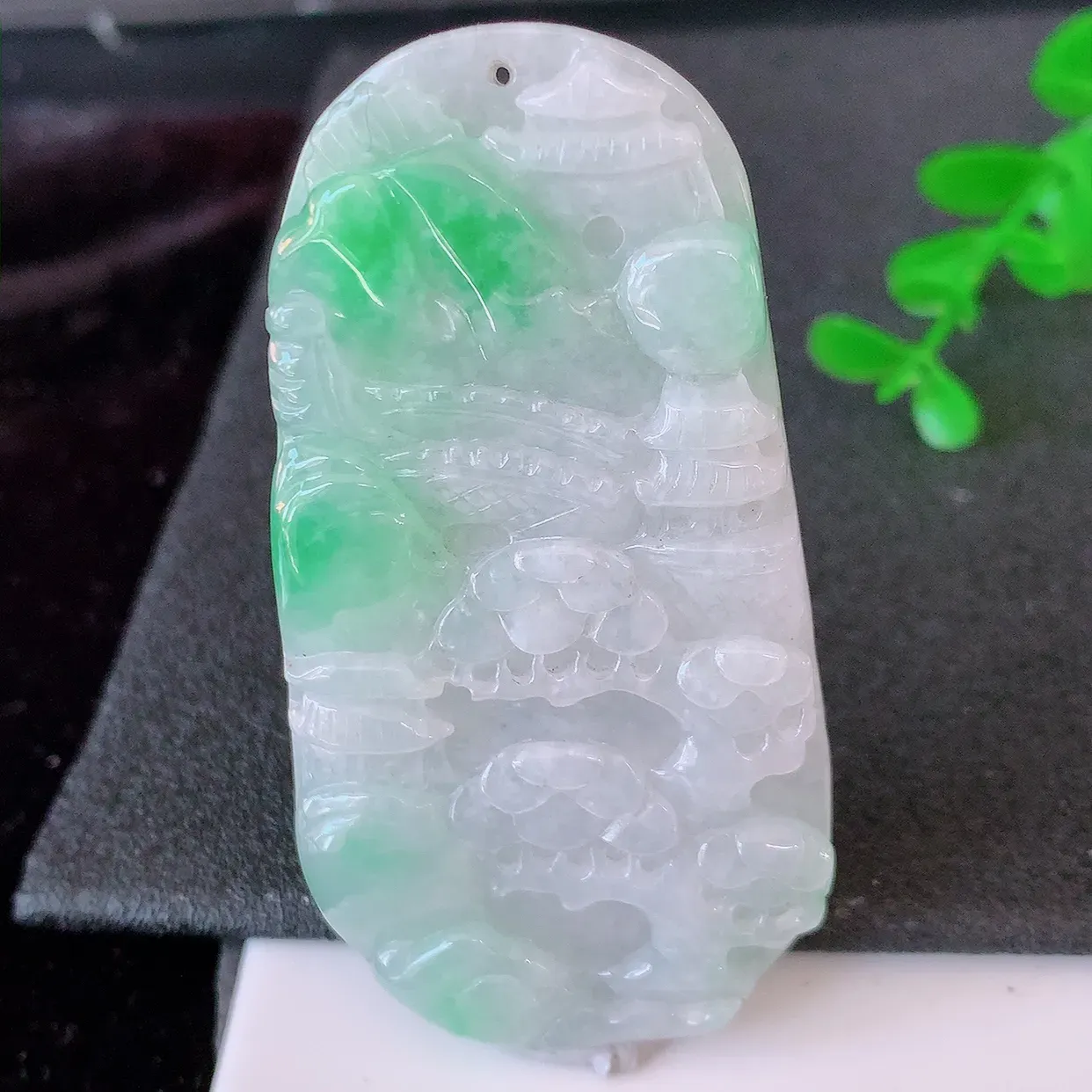 自然光实拍，冰润飘绿翡翠山水牌吊坠，翡翠山水，立体生动形象，山水素材布局合理，意境感佳，佩戴上身效果更高贵 #46.25