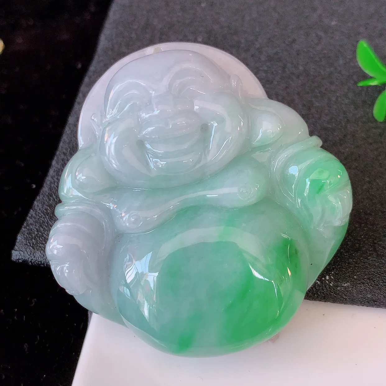 自然光实拍，大件厚装飘绿翡翠佛公吊坠，饱满， 佛公亦保平安，寓意有福（佛公）相伴，品相佳，配戴优雅迷人！#46.25