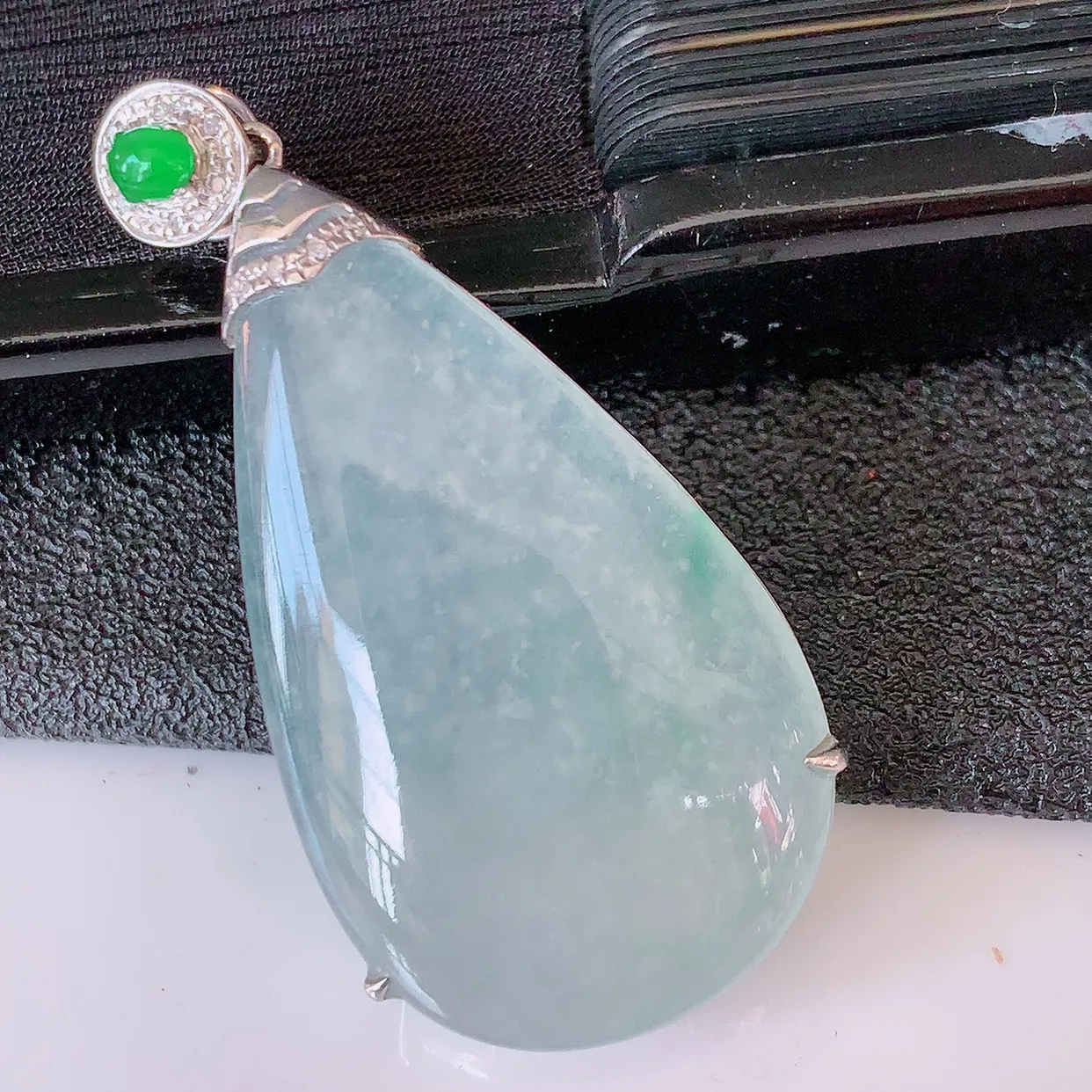 自然光实拍，18K金镶嵌冰种翡翠水滴吊坠，品相佳，颜色漂亮，佩戴时尚优雅，尽显气质。水滴寓意“水滴聚财，坚持不懈，如水爱心” #00.25整体37.5*18*6.2裸石29.5*18