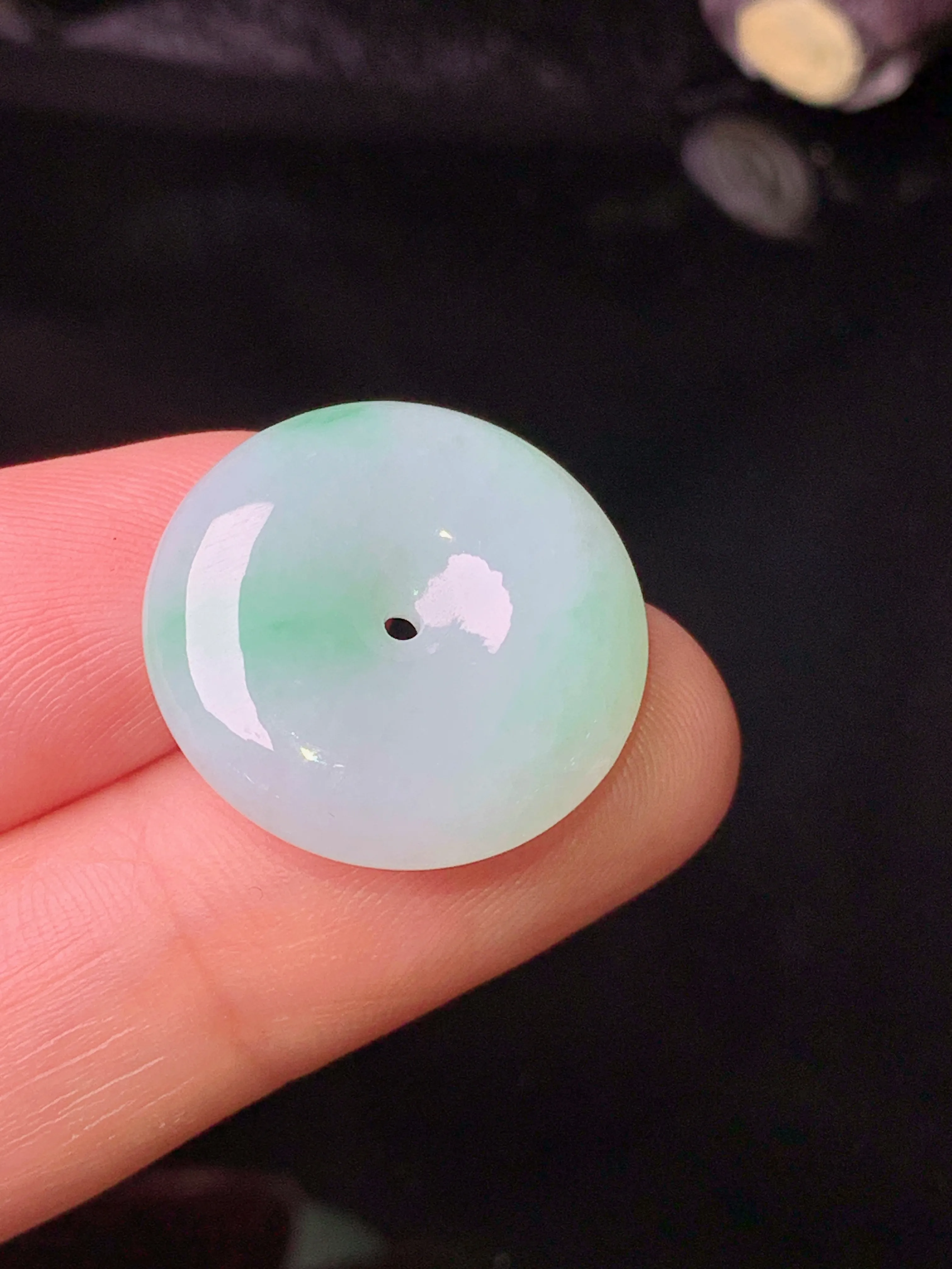 飘绿平安扣吊坠 玉质细腻 色泽艳丽清新 整体尺寸20*5.2