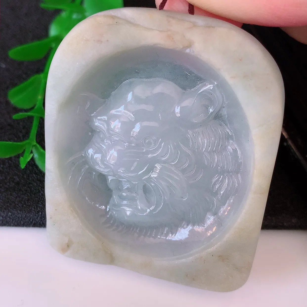 自然光实拍，冰胶翡翠生肖虎牌吊坠，种老水足，雕工精湛 ，寓意美好，佩戴时尚出众！#60.25