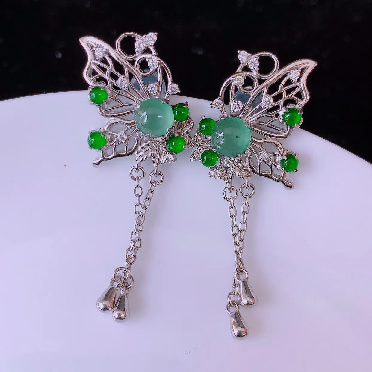 冰透满绿翡翠925银镶嵌耳坠，自然光实拍，翠色灵动，颜色漂亮，种老水足，品相佳，佩戴佳品！#97.2