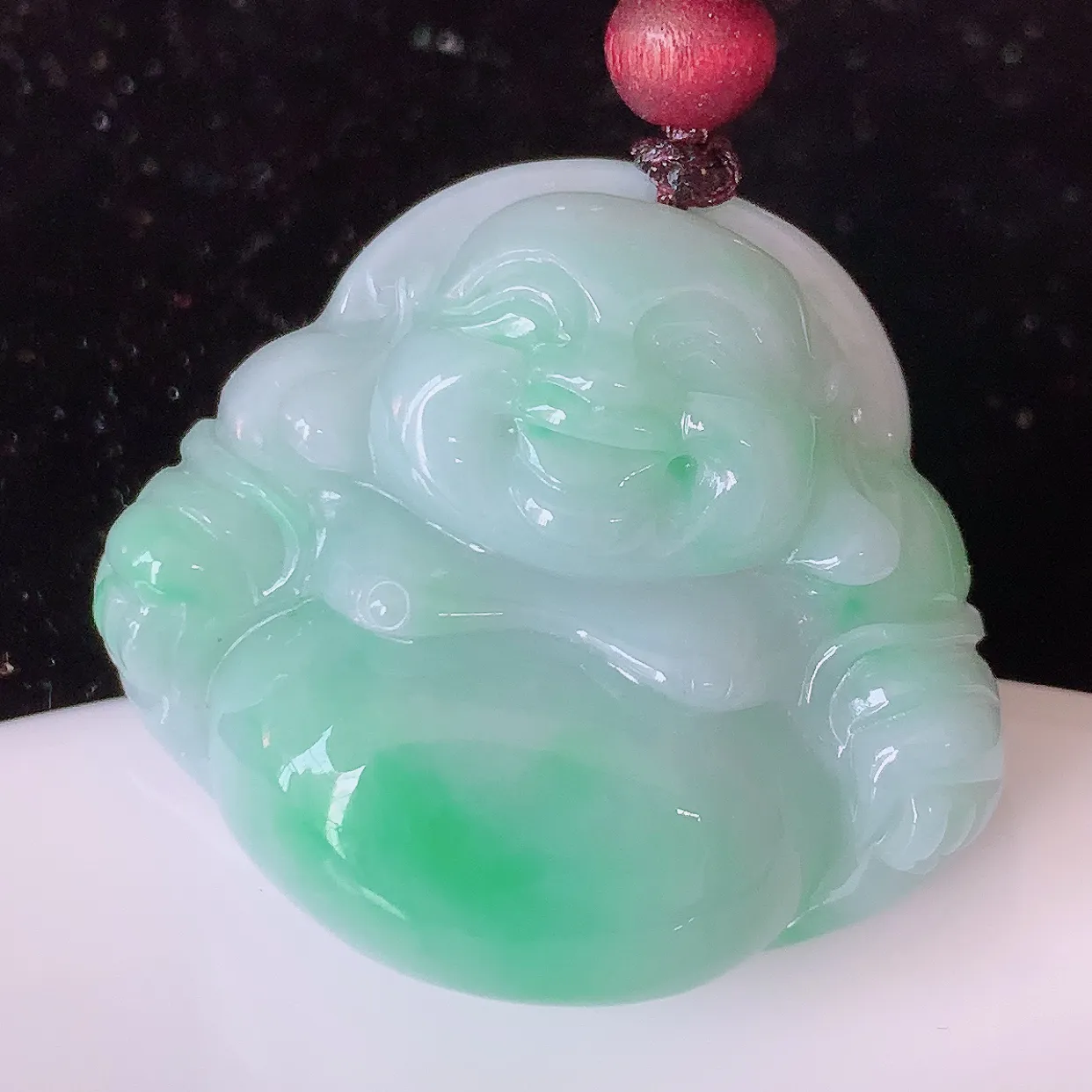 自然光实拍，冰润飘绿佛公吊坠，翡翠开心笑佛，种老水足，颜色漂亮，立体饱满圆润，佩戴效果赞#46.27