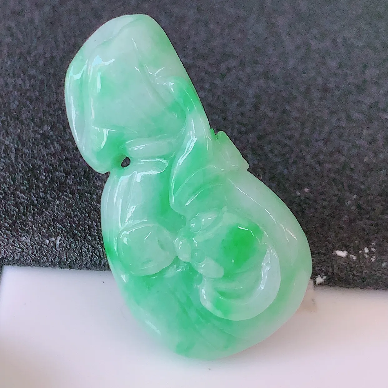 自然光实拍，冰润飘绿招财钱袋子吊坠，寓意“代代有福，代代有财，腰缠万贯”玉质细腻，佩戴效果佳！#05